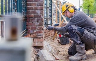 Voeger brengt opnieuw voegwerk aan
